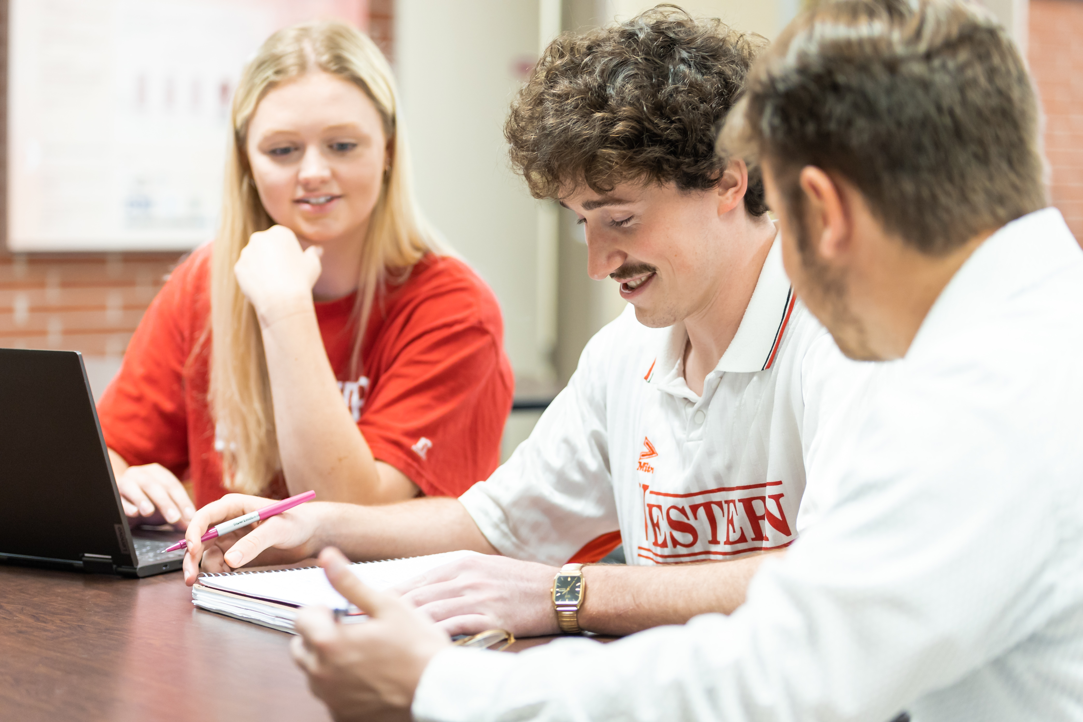 o Western Kentucky University business students work on coursework together.