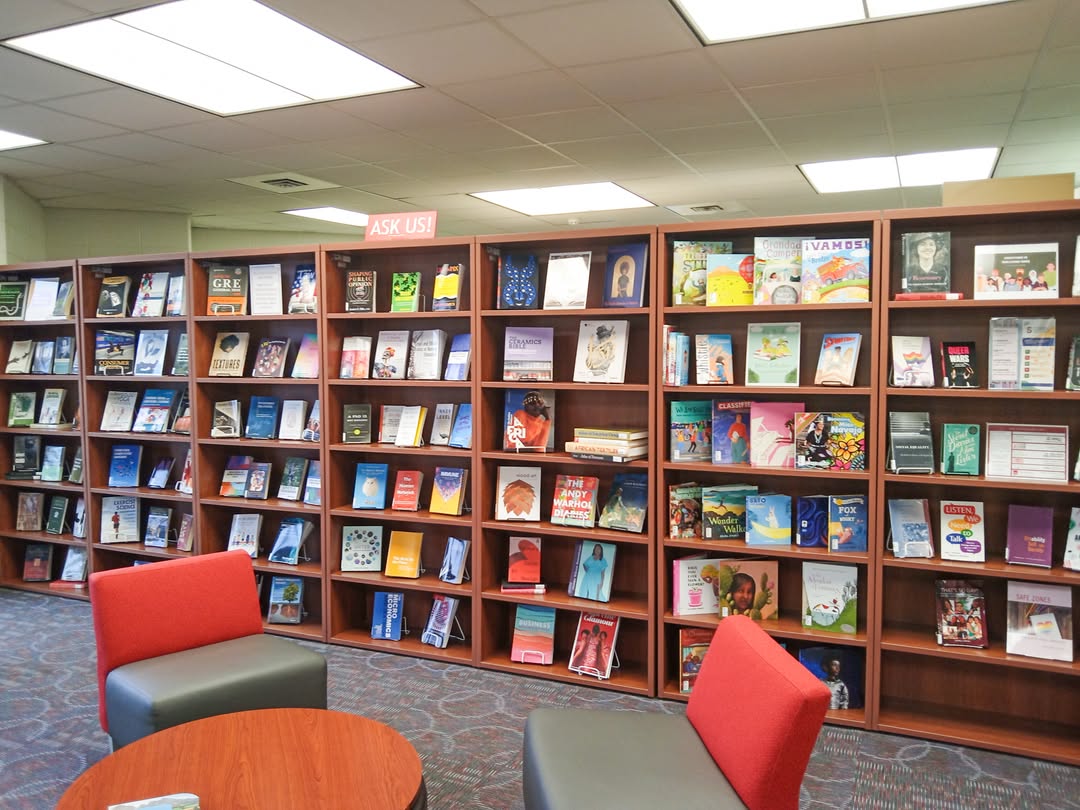 A student teacher leading a kindergarten classroom.