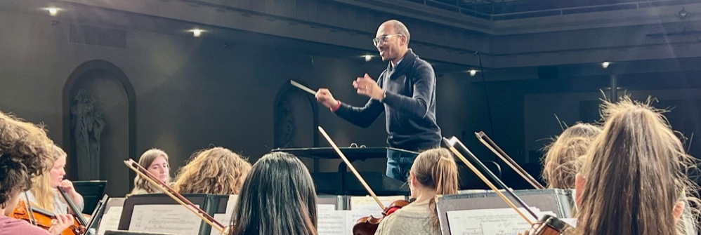 EXTENSIVE PODIUM TIME • MAJOR WORKS CONDUCTING • RECITALS WITH BUILT-IN ENSEMBLE